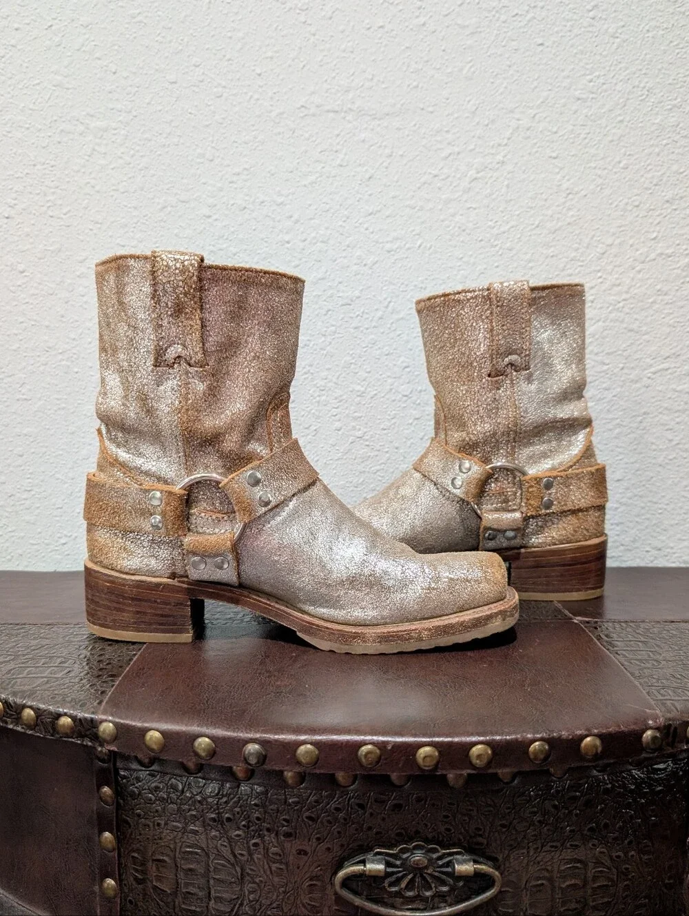 Frye Harness 8G Glitter Silver Tan Pull On Metallic Cowboy Short Boot Size 7.5